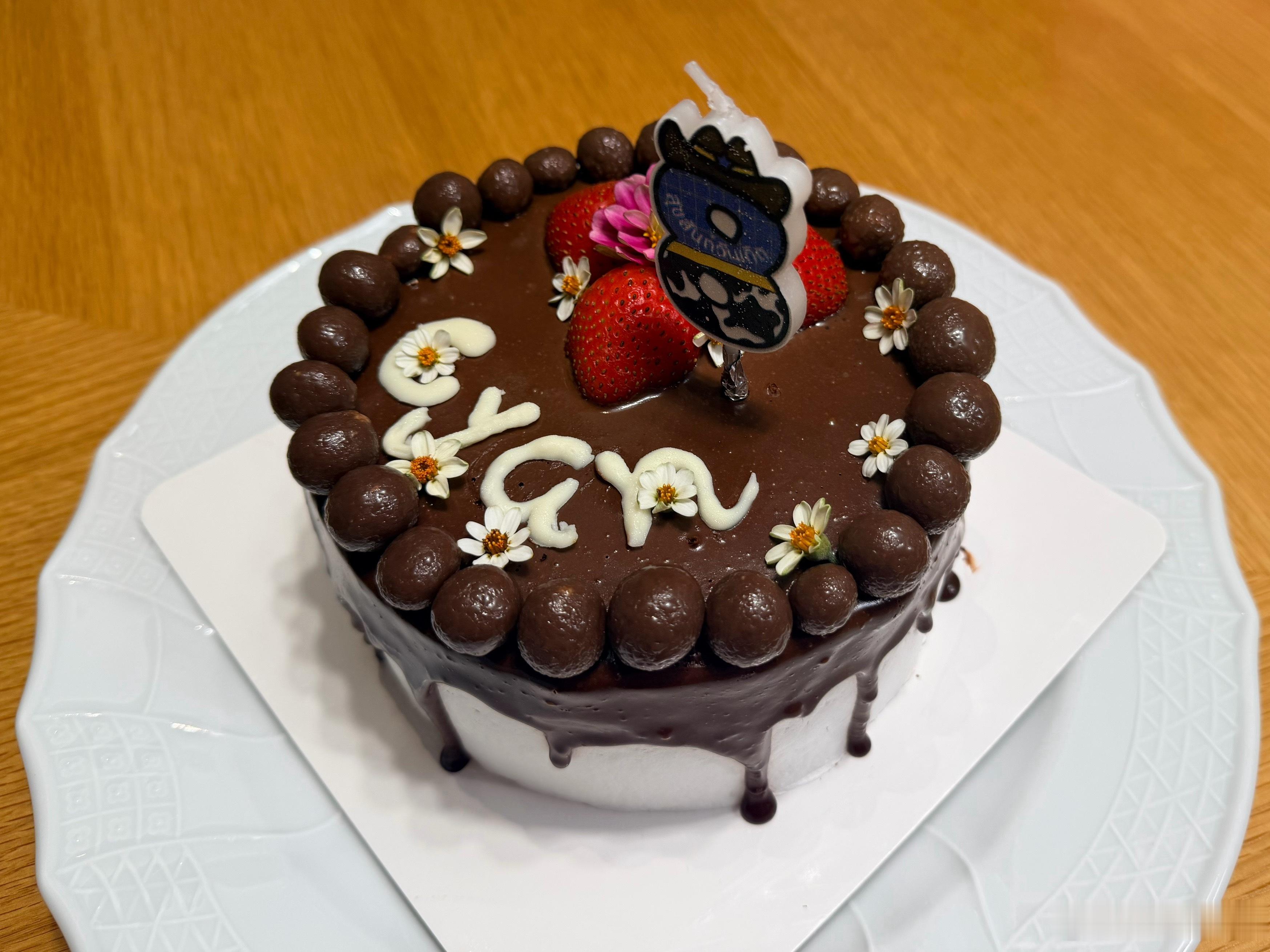 雅给小野做了生日蛋糕，还买了礼物。本来蛋糕都做完了，她嫌装饰得不够漂亮，又专门去