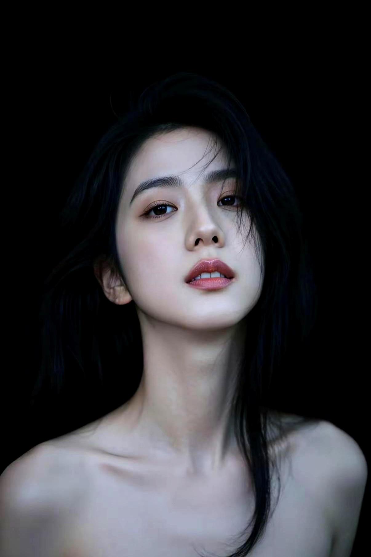 这张脸真给我看爽了。
 

最近她自己开公司放出的新照片，我来来回回看了好多遍。