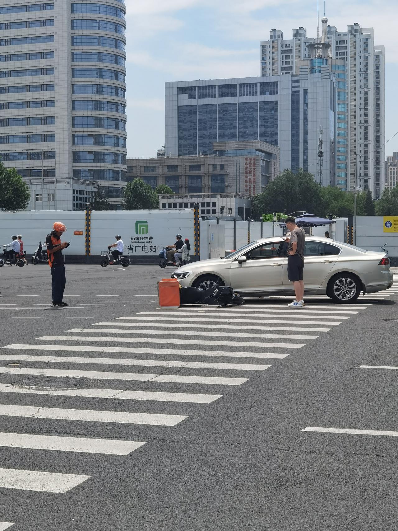 交通事故如何认定责任？ 这个交通事故是快递小哥在人行道上骑行闯红灯，因为当时机动