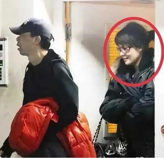2009年卷入冯小刚夜宿门的前凤凰卫视主持人沈星，如今48岁，带着女儿定居香港，