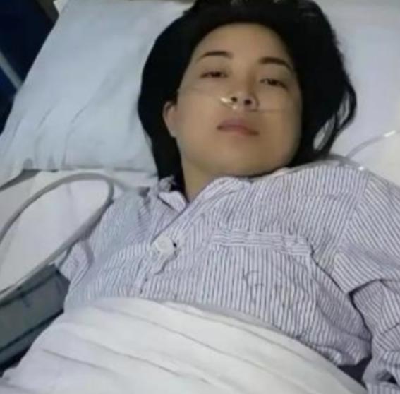 江西24岁女子病逝，未婚夫垫付30万治疗费，办完丧事准备离开，女方父亲递来一个红