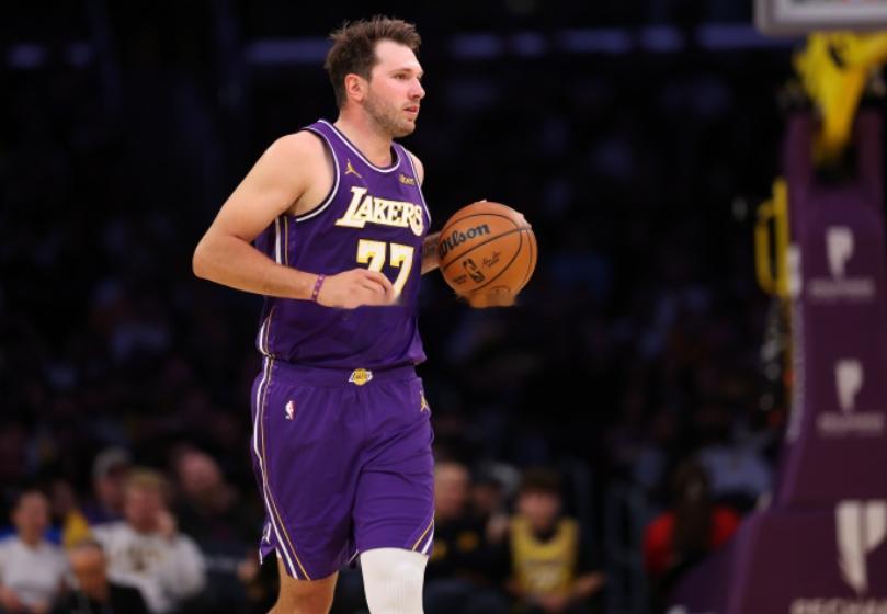 近日前NBA球星乔·约翰逊和名嘴夏普及查德·约翰逊录制了《Nightcap》播客