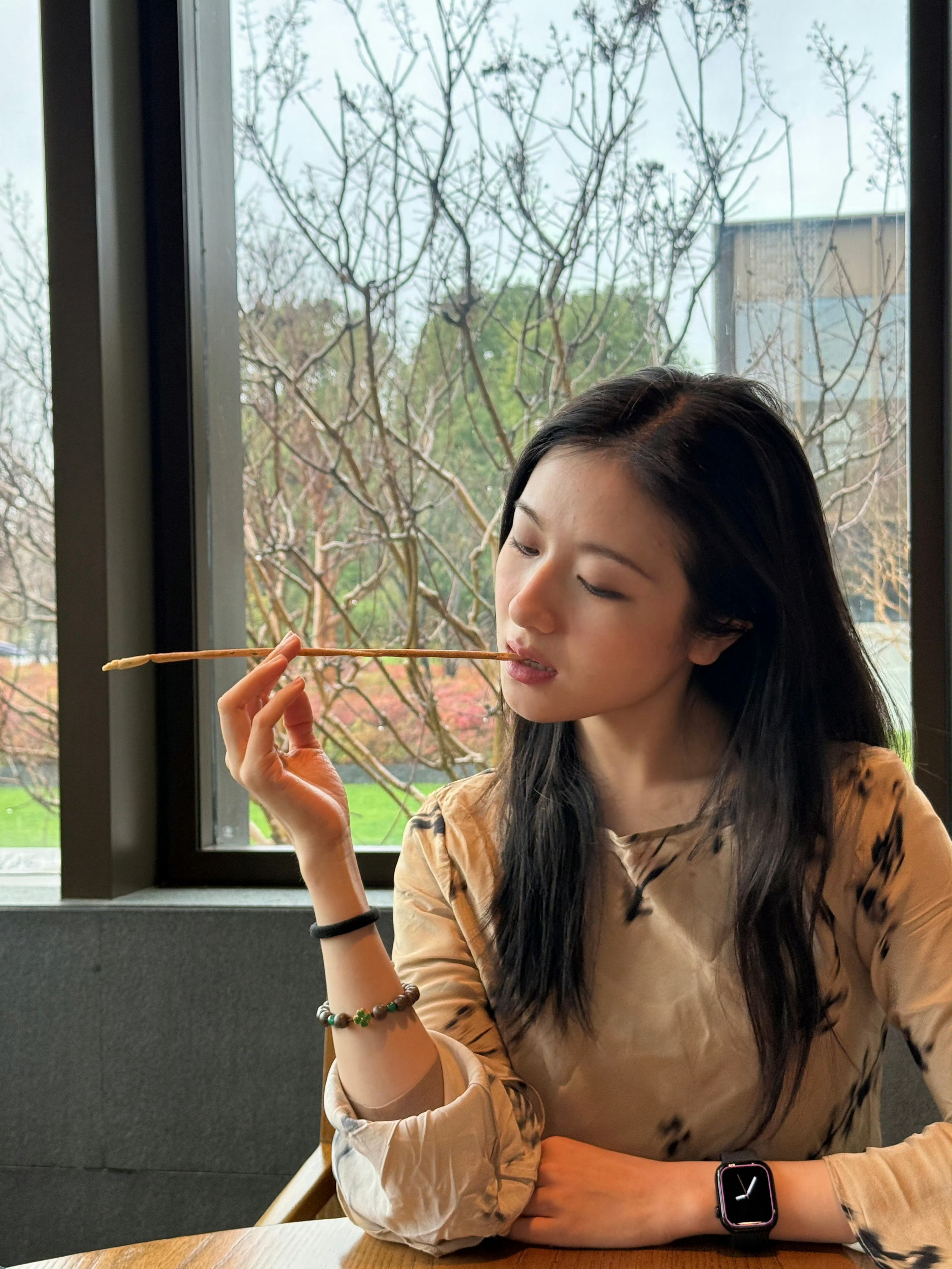 李兰迪日常碎片plog迪哒三两声 掉落日常碎片🧩雨天也挡不住的明媚笑容黑帽配皮