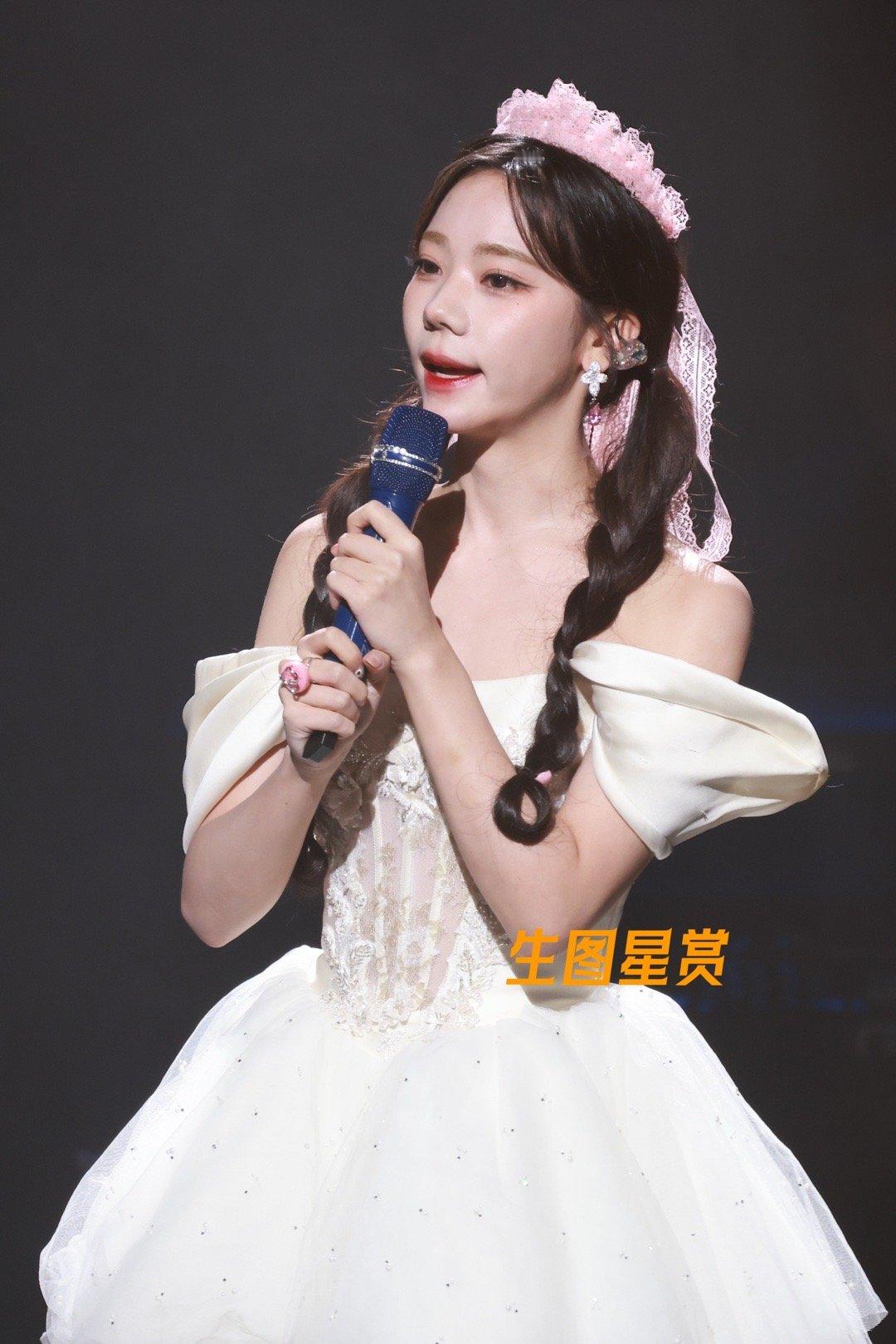 张紫宁长沙生日会28岁生日快乐🎂，今天是光芒万丈的紫宁公主👸🏻🎈🌷 ​