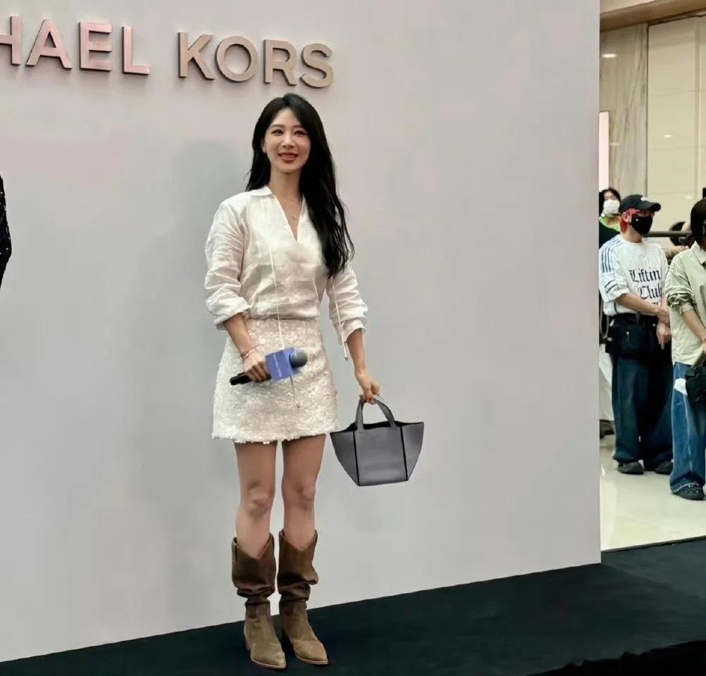 杨紫线下生图太真实了，这颜值真的太吸睛了 