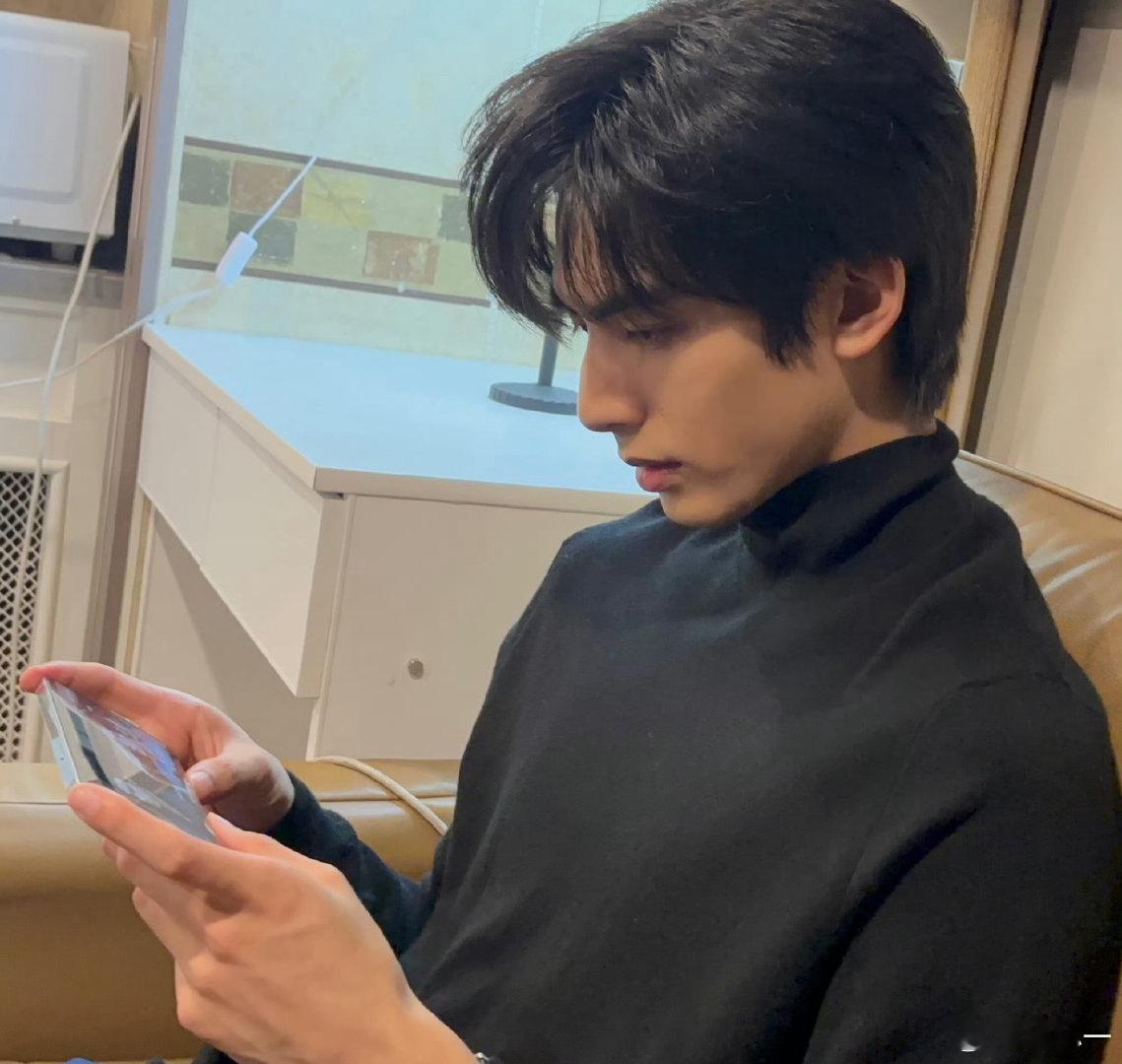 谁来教教宋威龙怎么戴脸链 宋威龙你是懂反向戴脸链的！别人都在卷精致感，他偏要卷创