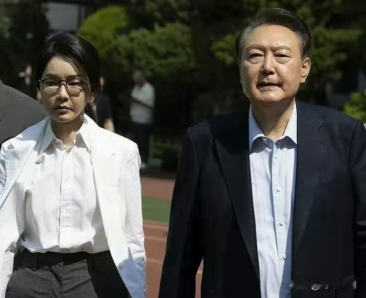 韩媒说，尹锡悦当政时被记者们盯得紧，他为避免被发现上班迟到，修了条秘密通道。 ​