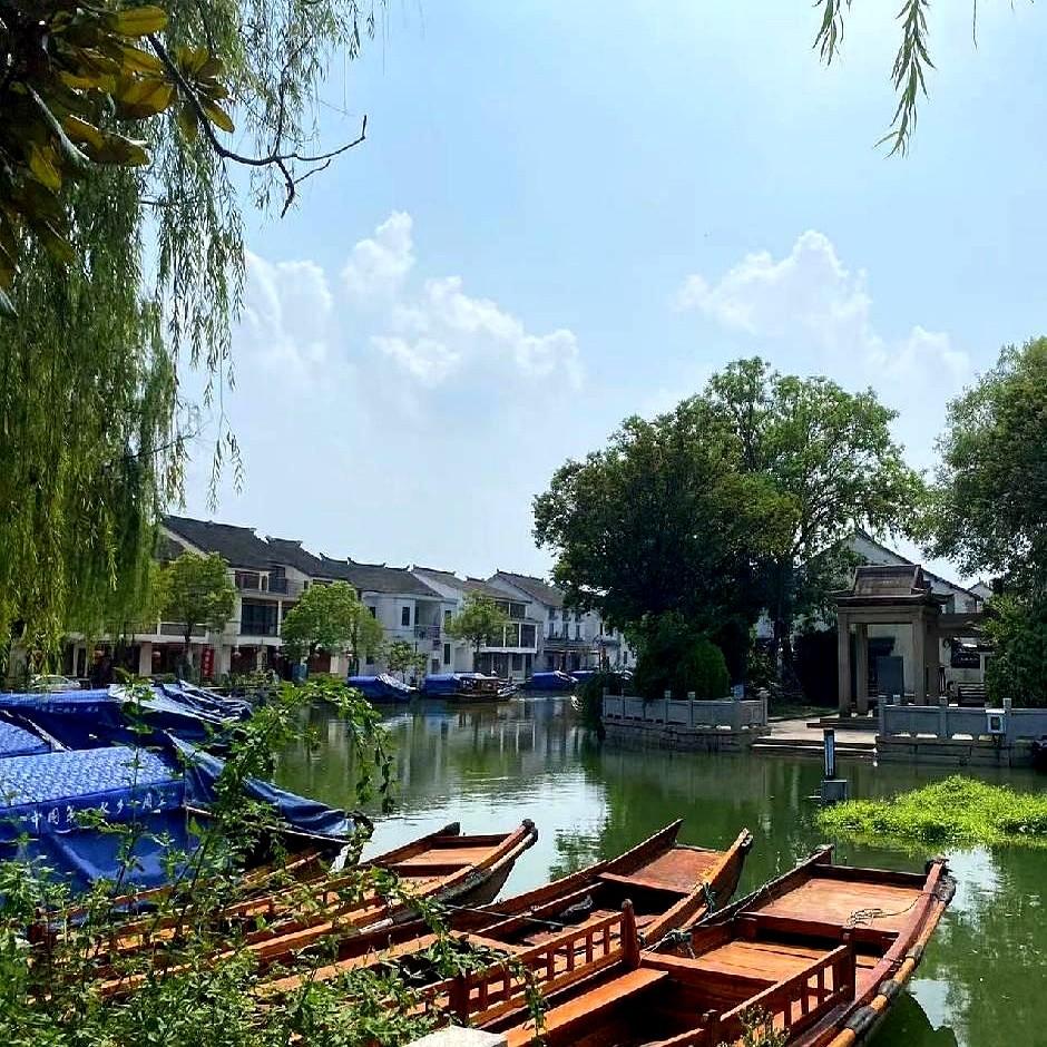 江南水梦被AR摇醒了

手机一扫，乌篷船外直接叠出宋代码头，比滤镜还离谱。

苏