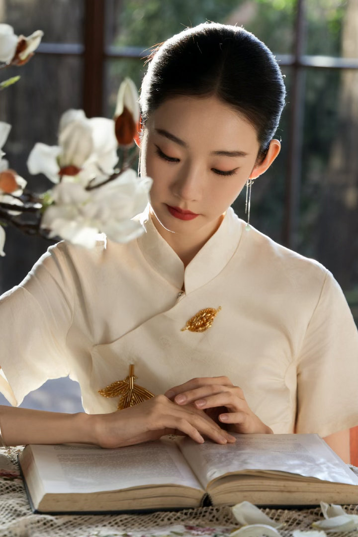 张艺凡民国美人 张艺凡的民国造型真的赢麻了！白玉兰旗袍衬得她身姿窈窕，一颦一笑都