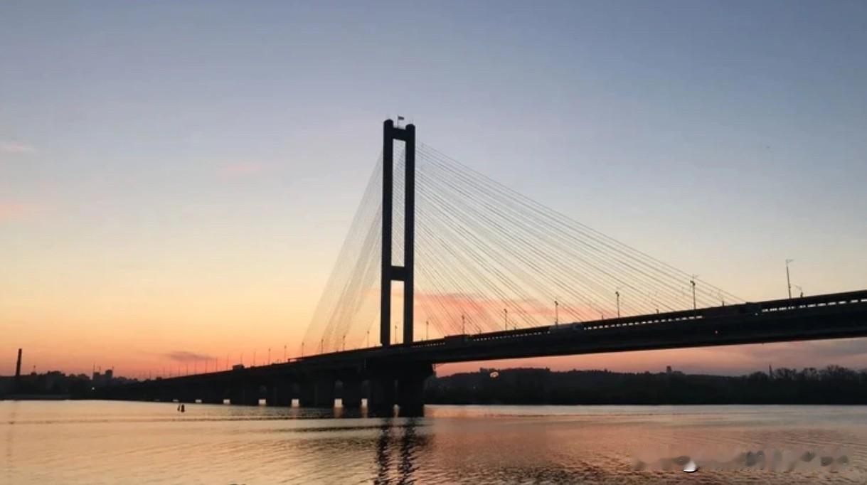 基辅桥梁遭袭，对乌克兰后勤来讲将是一场噩梦——据美国《纽约时报》报道，俄罗斯的袭