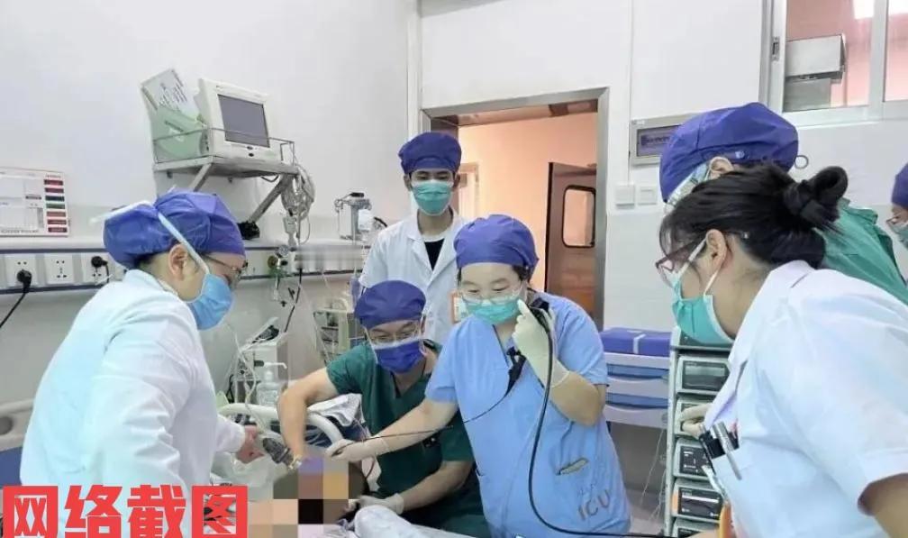 广西南宁有幼童用吸管喝热汤。

这是家长的失误，没有意识到一点孩子的身体脆弱幼小