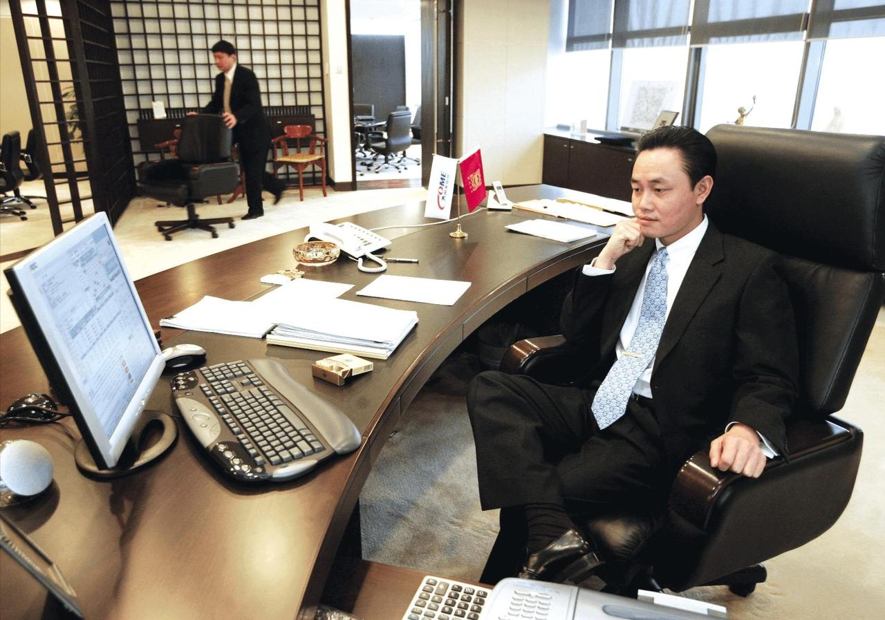 在众多登顶过首富宝座的富豪里，黄光裕是唯二可以称的上是“枭雄”的人，还有一个是牟