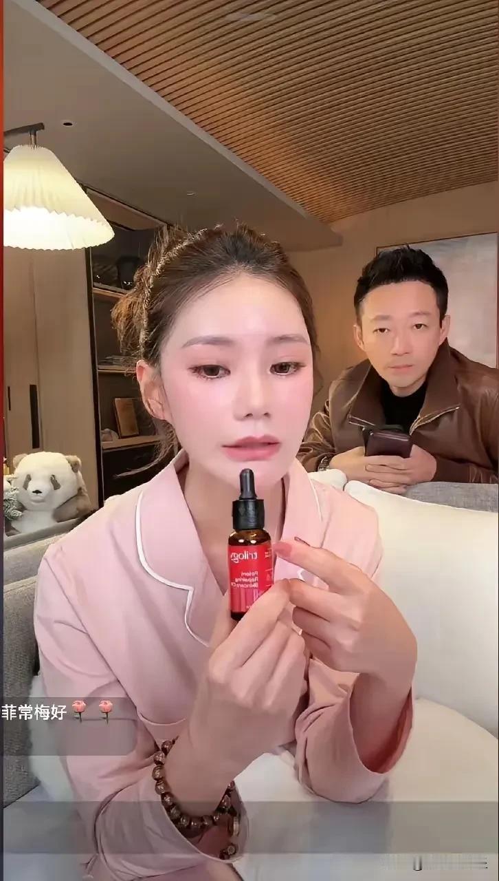 晓梅的带货能力与日俱增，
小菲只能退居她身后当背景板了，
认真搞事业的女人就是美