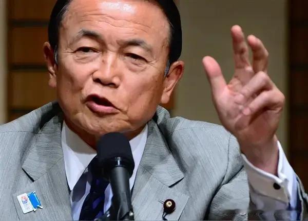 发现没，
这俩人发言的时候手势都一样，不愧为“鬼子”的后代！