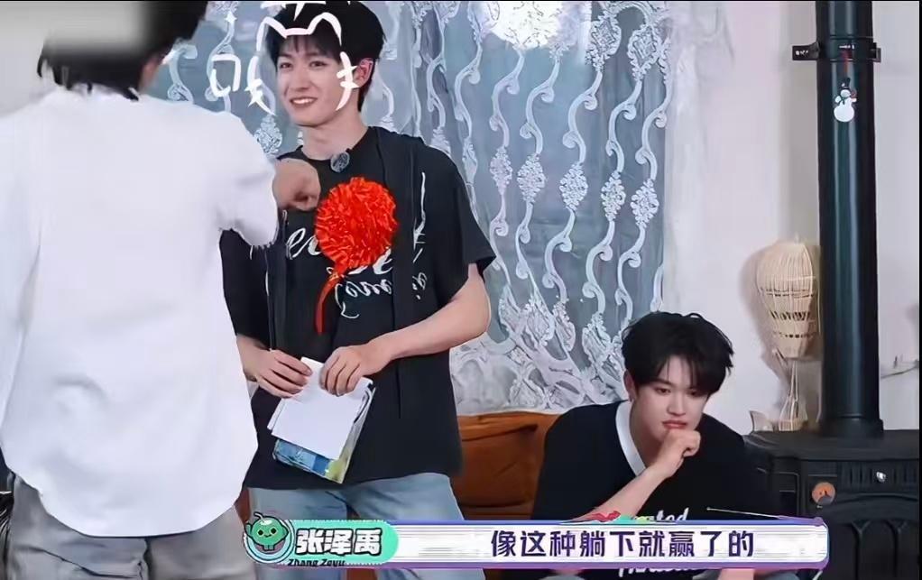 张泽禹让朱志鑫展示身材npc被朱志鑫萌到了一路向海的少年 面对一群健壮NPC，张