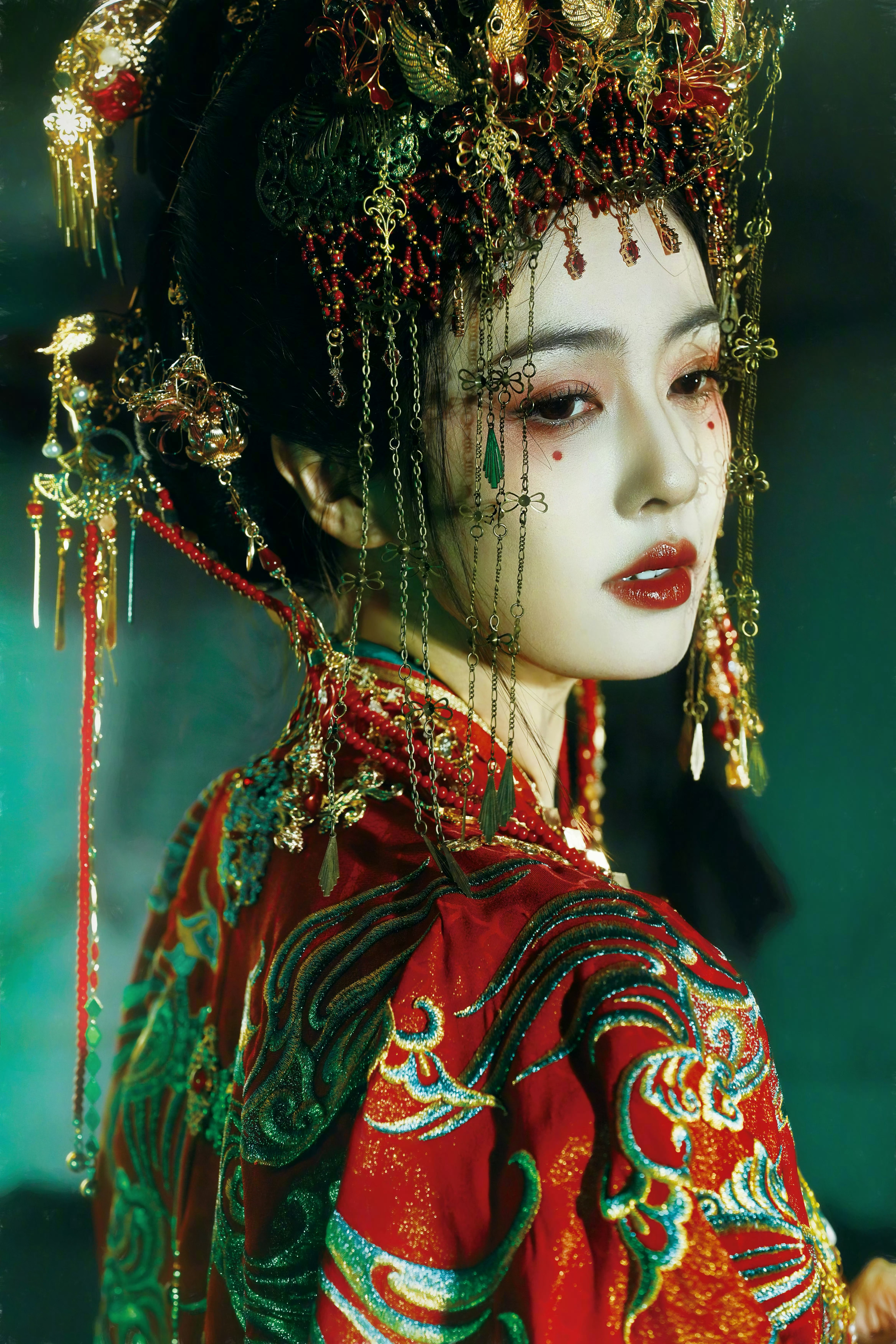 白鹿李佩仪的阴湿鬼新娘造型 