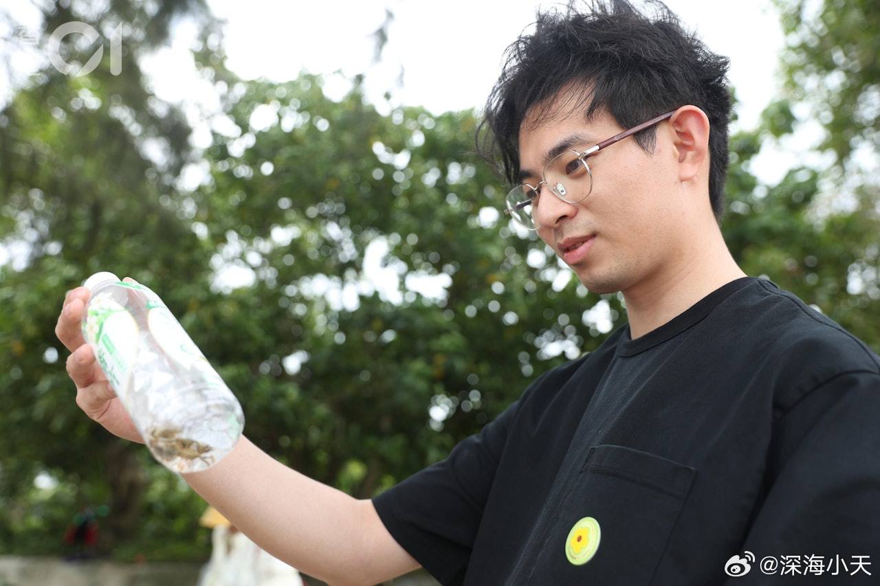 港媒：端午节广州旅客捉螃蟹称好玩香港01报道，不少内地旅客趁短假来港旅游，到访热