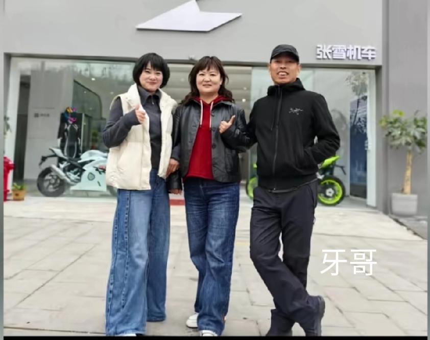 那个造飞机的牙哥，就是张雪的师傅。也是一个为梦想而执着的普通人。师徒二人都是同一