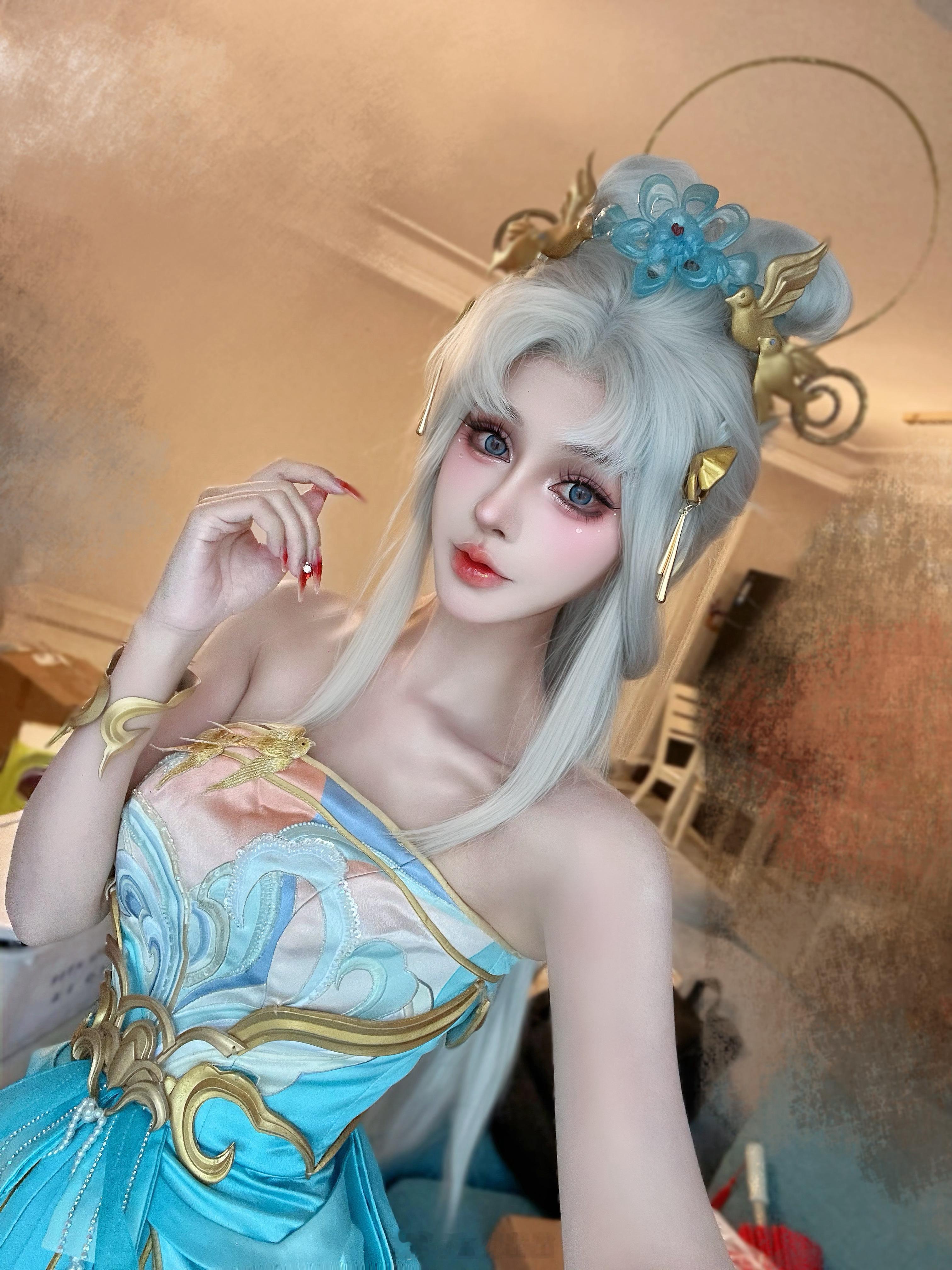 不愧是田曦薇穿过的高定，在有人帮忙的情况下都要穿几个小时