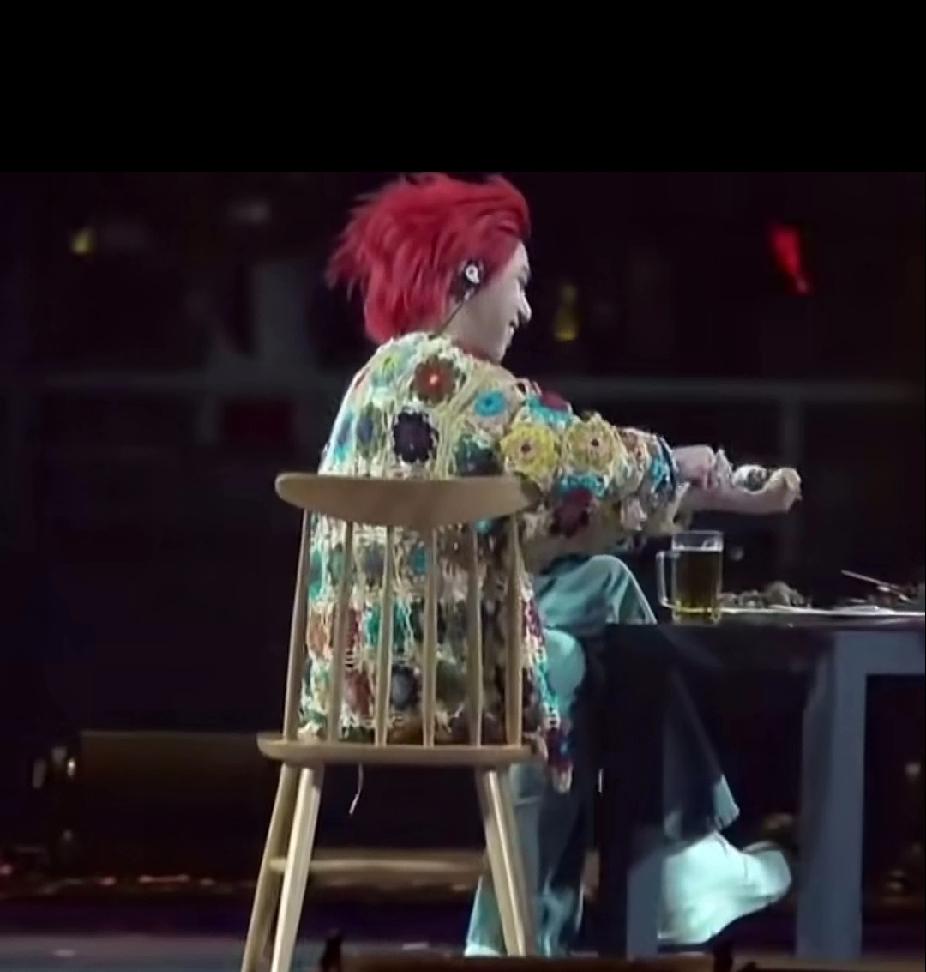 华晨宇这演唱会真够松弛的，啤酒、炸串、卷饼，二郎腿一翘，吃的香，喝的畅，仿佛在自