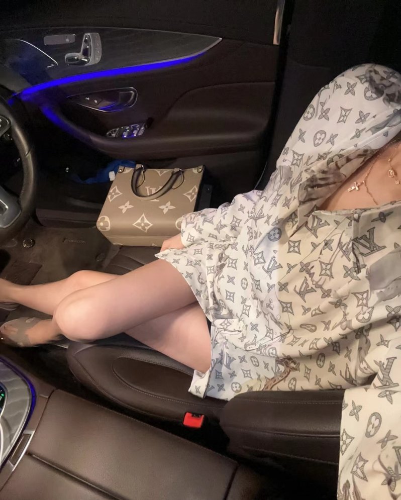 人这一辈子 走走瞧瞧 不生病便是福气 如果在发点小财 有个灵魂相通的伴侣 那便是
