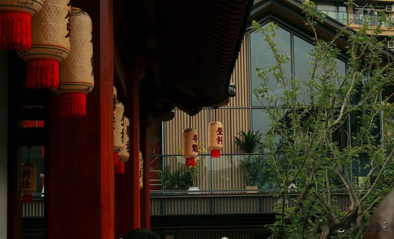 和在杭州打拼的小姐妹聊天，她说自己嫁了同样来杭州奋斗的宁波老公。我问她怎么不考虑