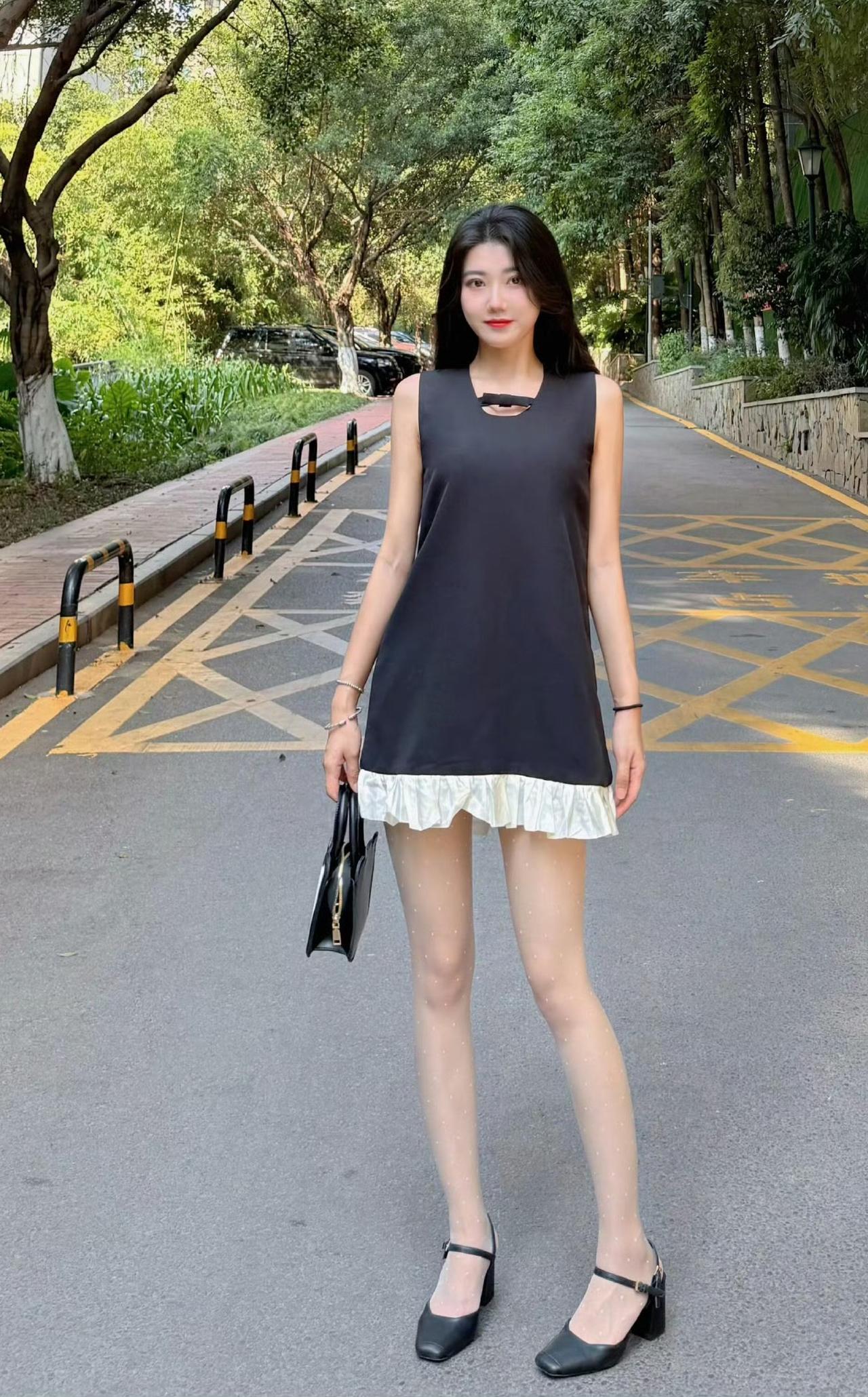 生活明朗，万物可爱。
穿喜欢的衣服，走喜欢的路。
不慌不忙，心之所向。