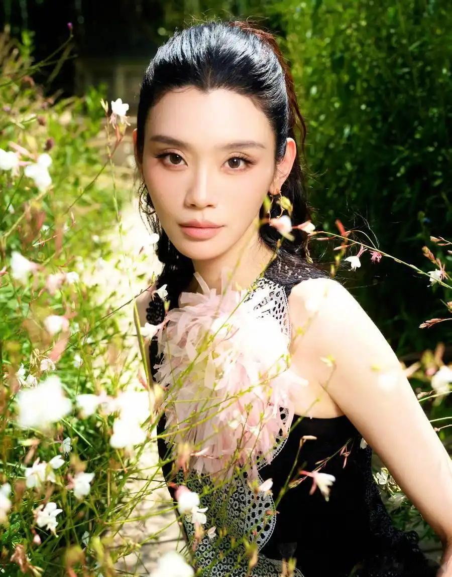 奚梦瑶身穿黑灰撞色无袖蕾丝裙清冷柔媚 