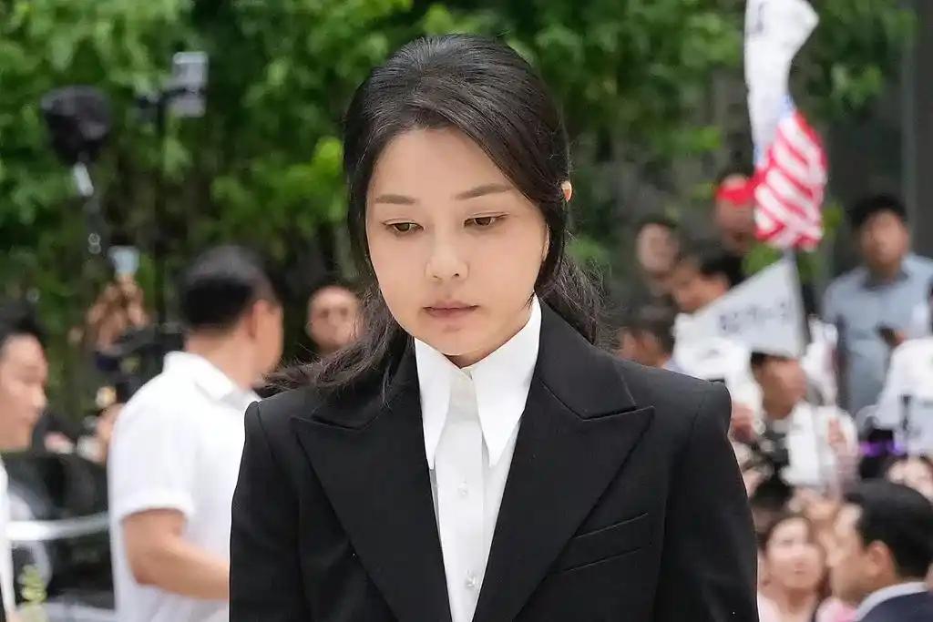 中新社首尔5月4日报道，韩国“金建希特检组”当天正式就前总统尹锡悦妻子金建希首案