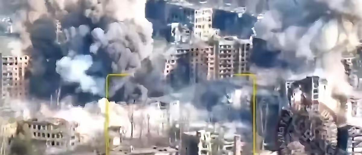 俄军现在攻城，思路变得特别简单粗暴。
​爽！他们现在打仗，方法全变了。不瞄人，只