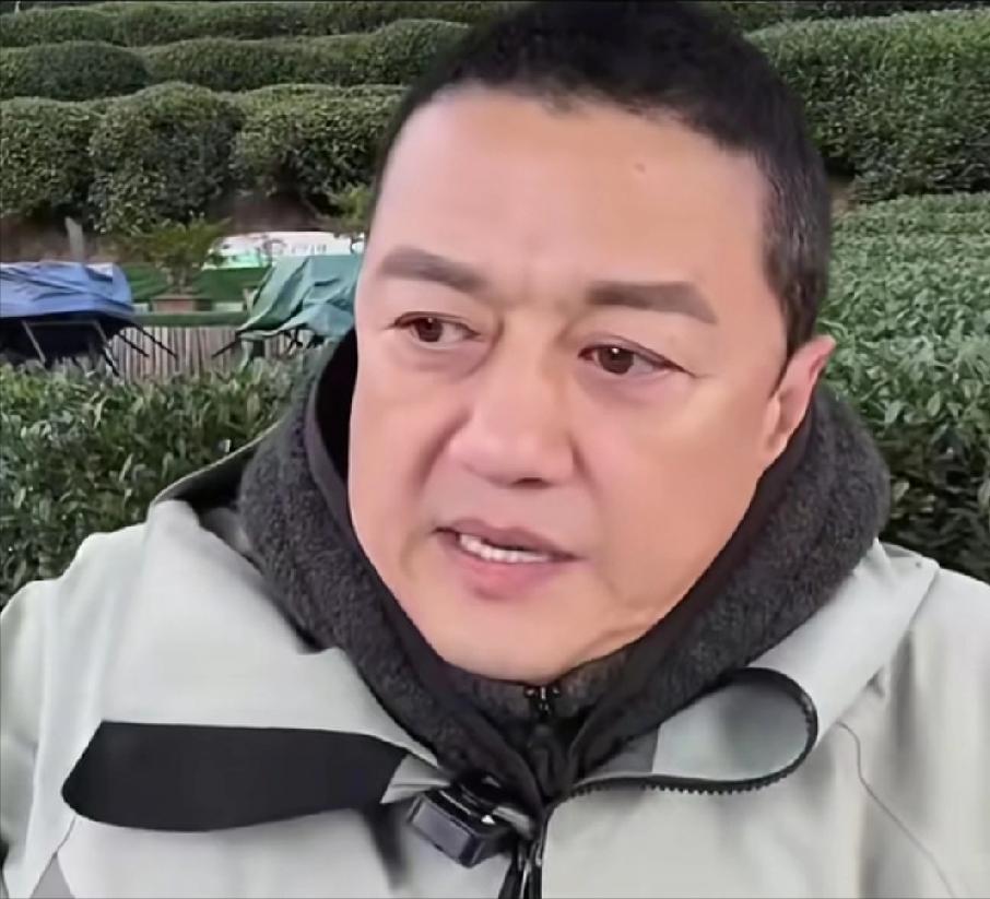 大家有没有刷到过李亚鹏聊女儿李嫣上学的片段？他曾坦言，李嫣在北京一所国际学校读书