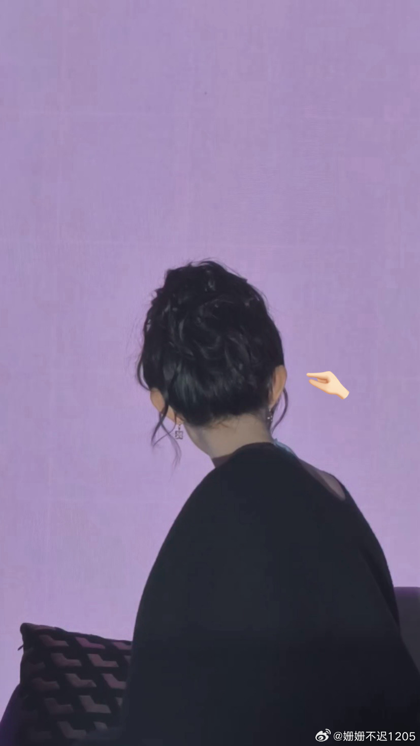 在认真听我说话的姐姐 