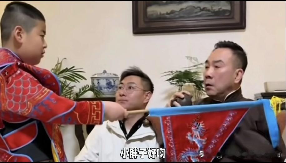 有人不解为何海河战神杨毅把徒孙小黑胖子升级成518的入室弟子了，就因为他扮演刚黑