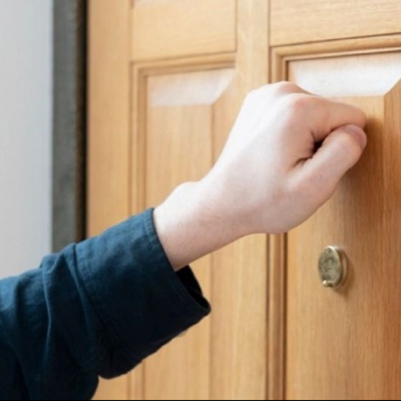 敲门的不一定都是客人，所以需要我们先问问是谁，同理，当我们的内心产生很多的念头时