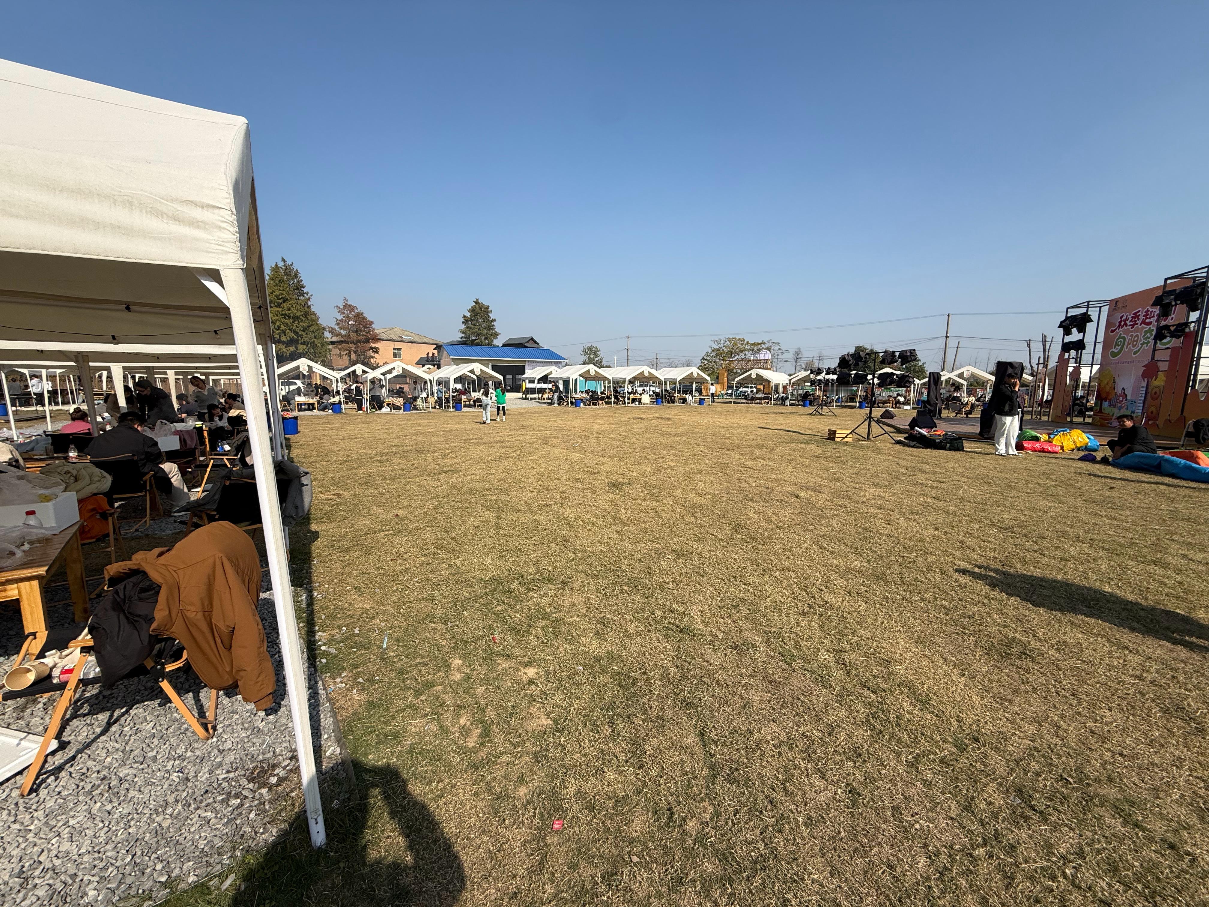 刚刚一辆豪车从我身边开过，溅得我一身水当时就发誓，等我有钱我一定要买一套属于自己