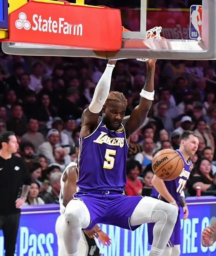 中锋位置的维金斯
无论对面中锋是谁，雷打不动的18+10
开赛到现在，艾顿每场表