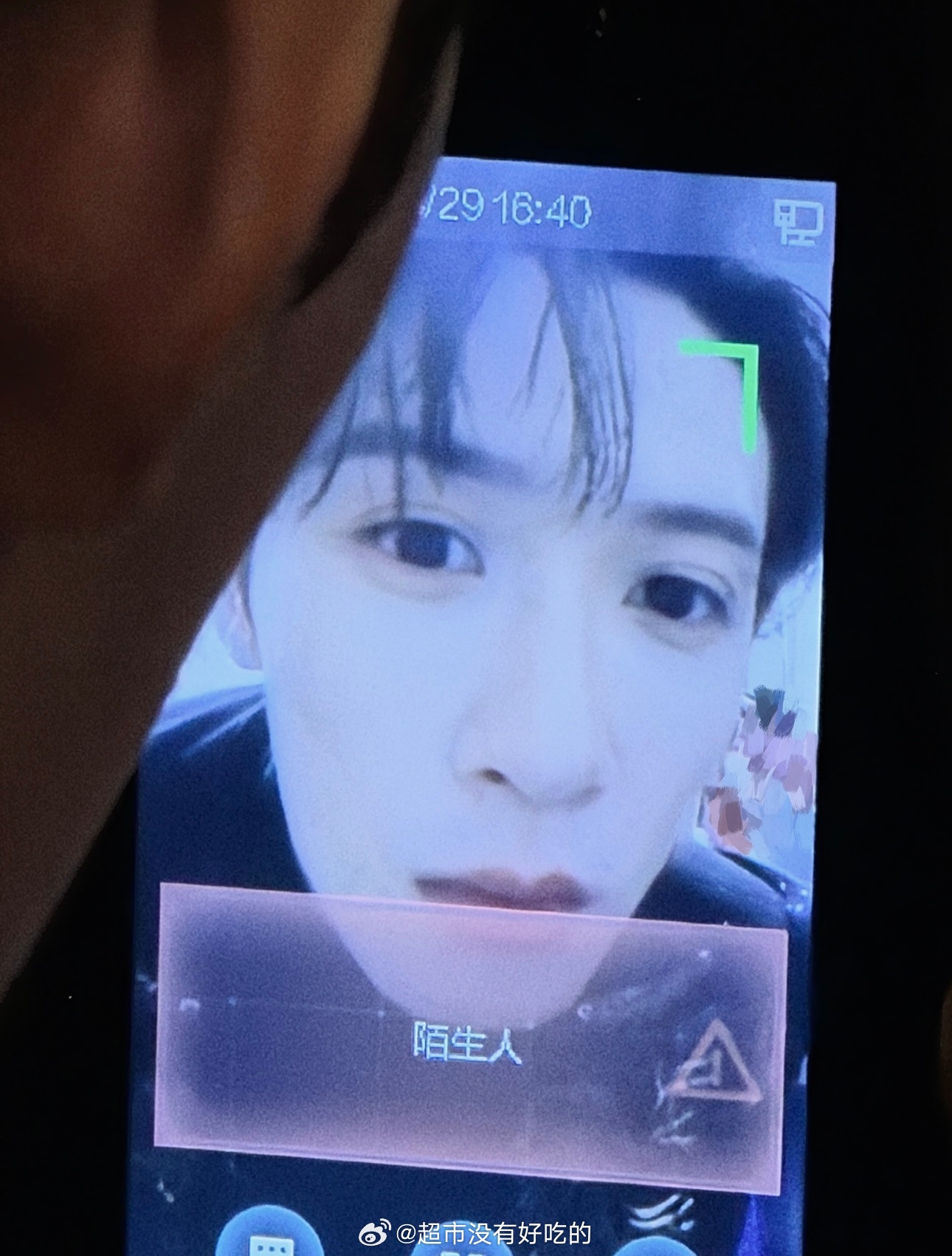 檀健次薯更新营业🔙已经回横店开始拍戏了昨晚的舞台后台碎片，好权威精致的五官檀健