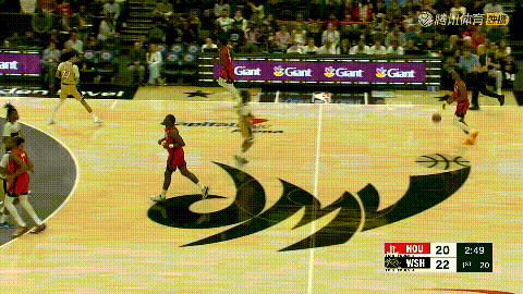 火箭超级球星杜兰特真是越老越嚣张！在今天火箭客场挑战奇才的比赛中，当时比赛进行到