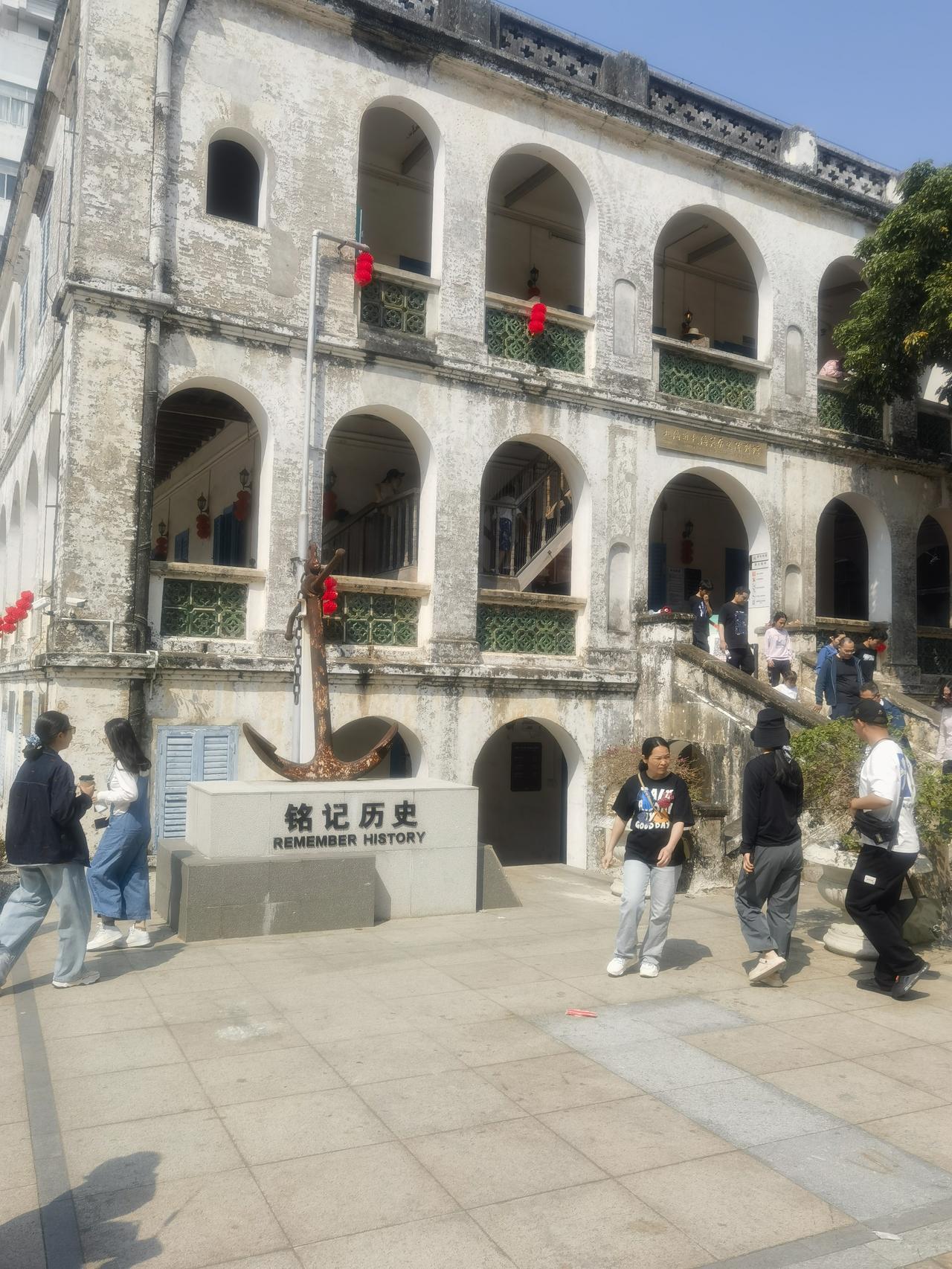 在北海市旅游，你会发现，北海对古建筑和古树保护得好。
       在百年北海老