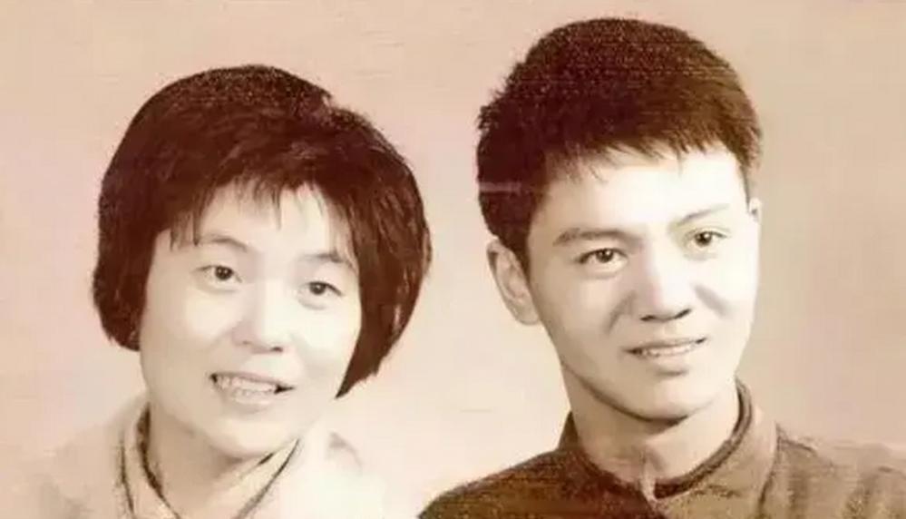 1971年的东北，寒风凛冽，冰雪封天。黑龙江逊克县下套子屯的少女程玉凤，被亲生父