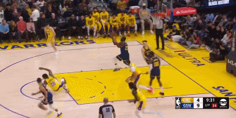 NBA赛场镜头：库里手不停球，不看人背传威金斯，助其扣空篮！
  库里的视野也是
