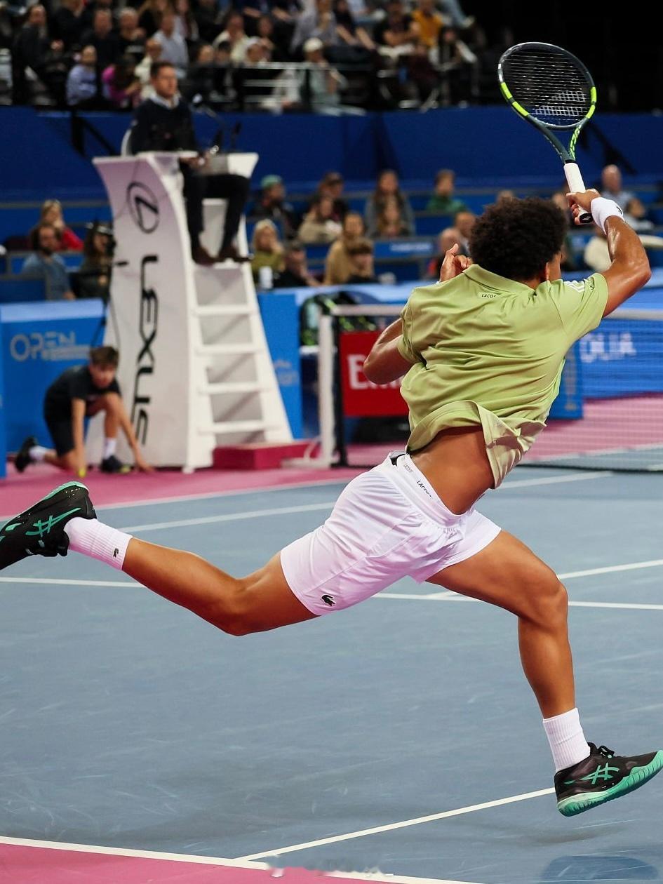 爱因斯坦复出职业网坛（不是有人懂么，神态和那张经典肖像真的好像。菲斯｜atpbo