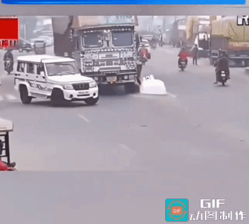 印度SUV司机当场去世

在印度能开得起车的都是人中精英。

能开印度国产的Ma