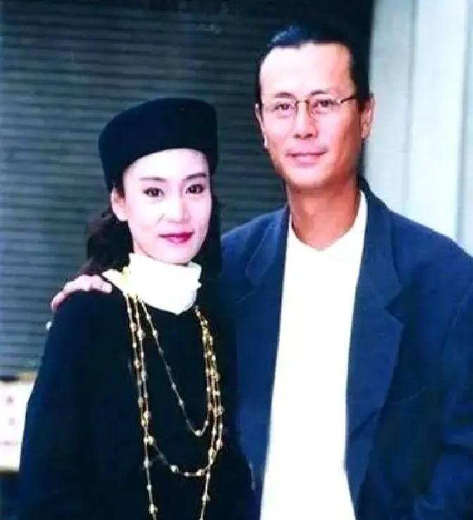 刘雪华在综艺里翻出亡夫邓育昆写的旧纸条，镜头扫过那句“你是我的家”，她当场泪崩。