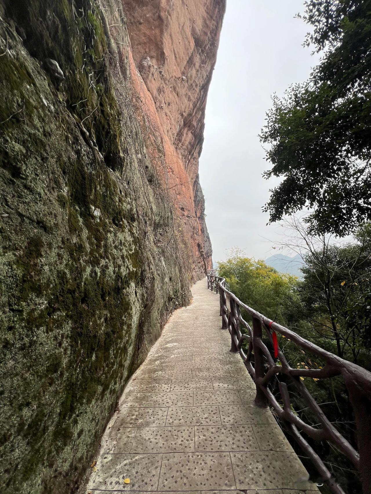 会昌汉仙岩景点之一：悬崖栈道

圆宁寺到汉钟离修炼处，搭建了一条栈道，蜿蜒曲折，