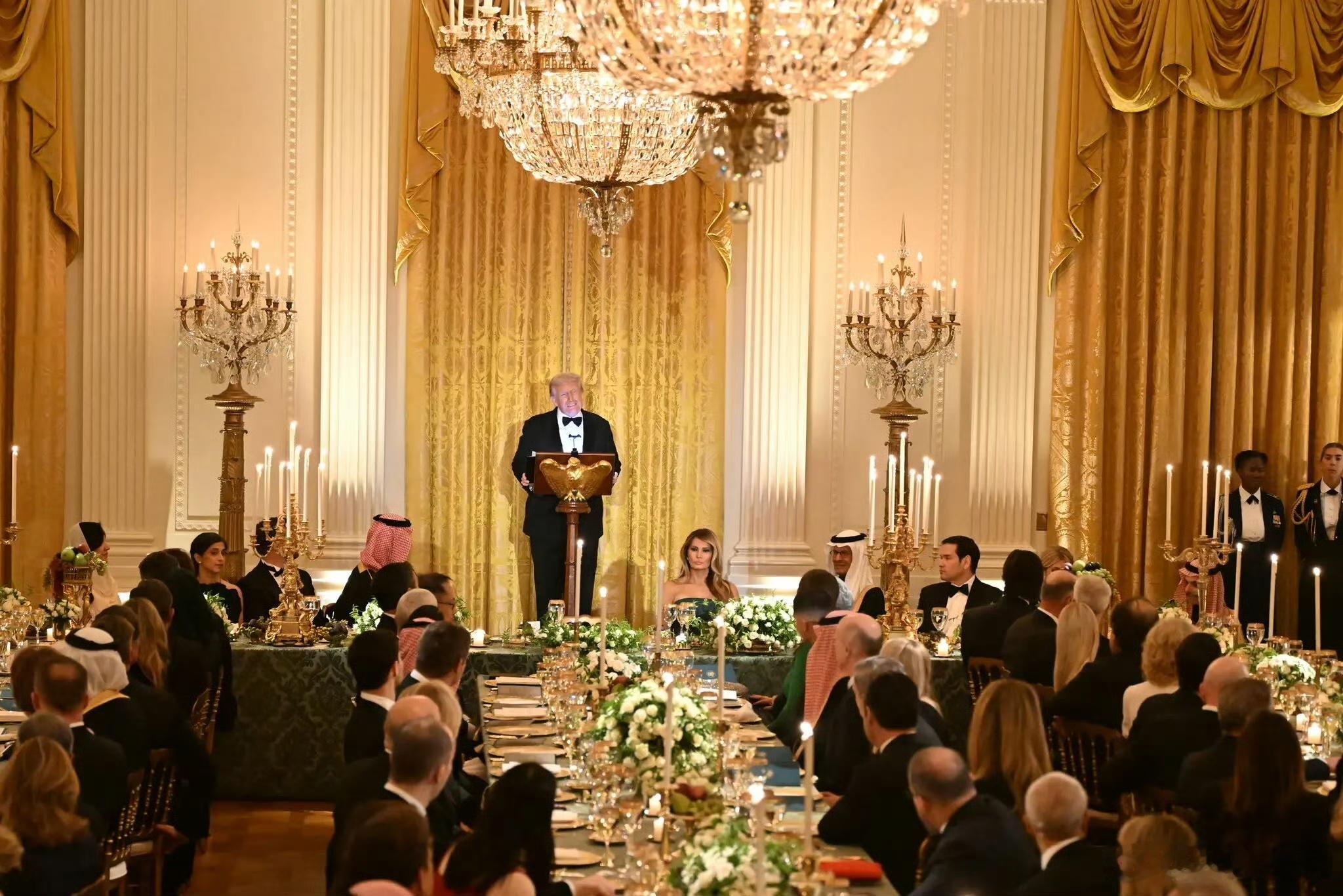 特朗普在白宫招待沙特王储，马斯克出席。 