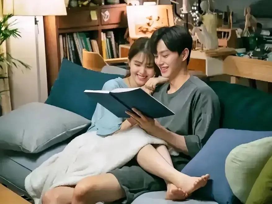 婚姻的本质就是：
两个人一起吃，一起睡，一起聊。
吃=经济基础，睡=生理和谐，