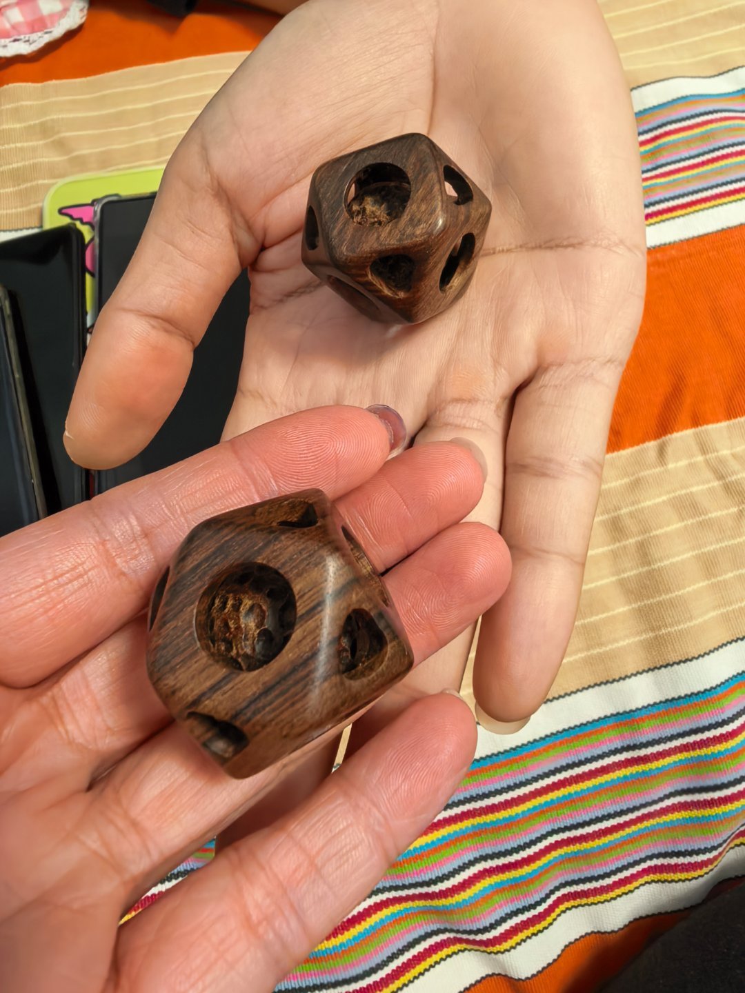 今天室友拿回来两个小玩意，和他一起踢球的朋友手工做的，里面的小球球还会动，这应该