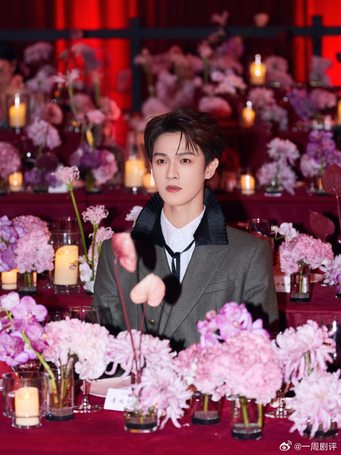 李昀锐芭莎红毯现场图李昀锐好完美的身材比例李昀锐芭莎红毯现场图，好完美的身材比例