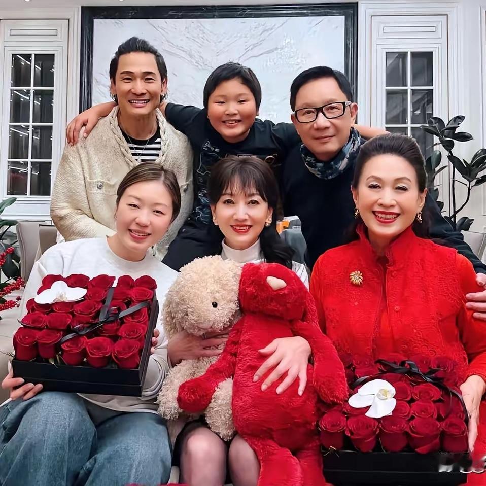 家人们，你敢信吗？赵雅芝居然都73岁啦！这年纪搁普通人身上，那妥妥是奶奶辈，可在